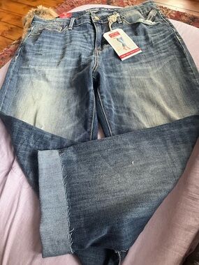 NWT Levi’s Signature Women's Cropped Boyfriend Jeans - Washed Blue